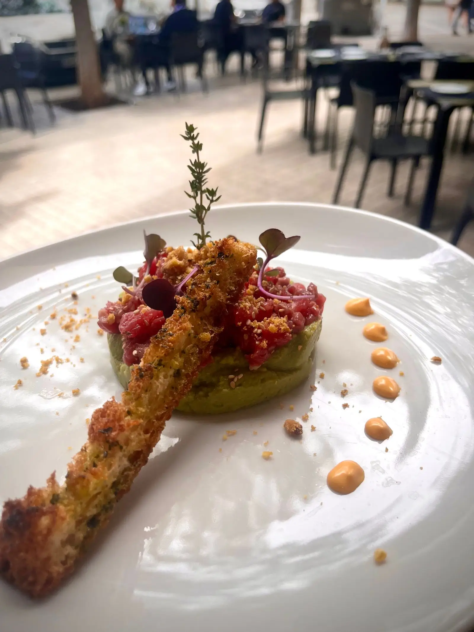 Tartar de atún con aguacate servido en Cal Tete, restaurante mediterráneo en Sant Martí, Barcelona. Ideal para disfrutar del menú del día gourmet cerca de Poblenou.