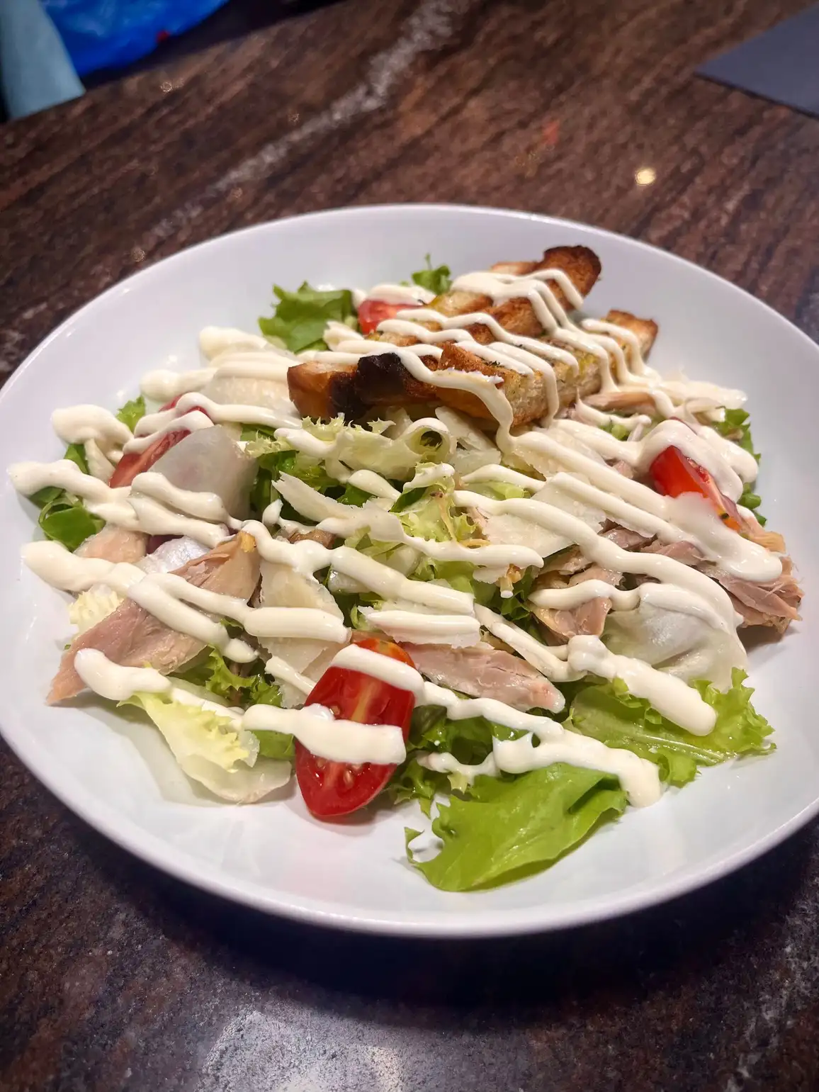 Ensalada César con pollo en Cal Tete, restaurante mediterráneo en Sant Martí, Barcelona. Ideal para disfrutar en el menú del día.