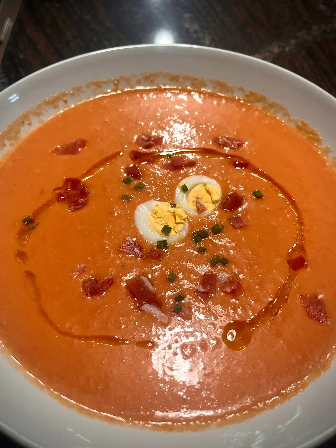 Salmorejo cordobés en Cal Tete, restaurante mediterráneo en Sant Martí, Barcelona. Perfecto para disfrutar de un menú del día gourmet.