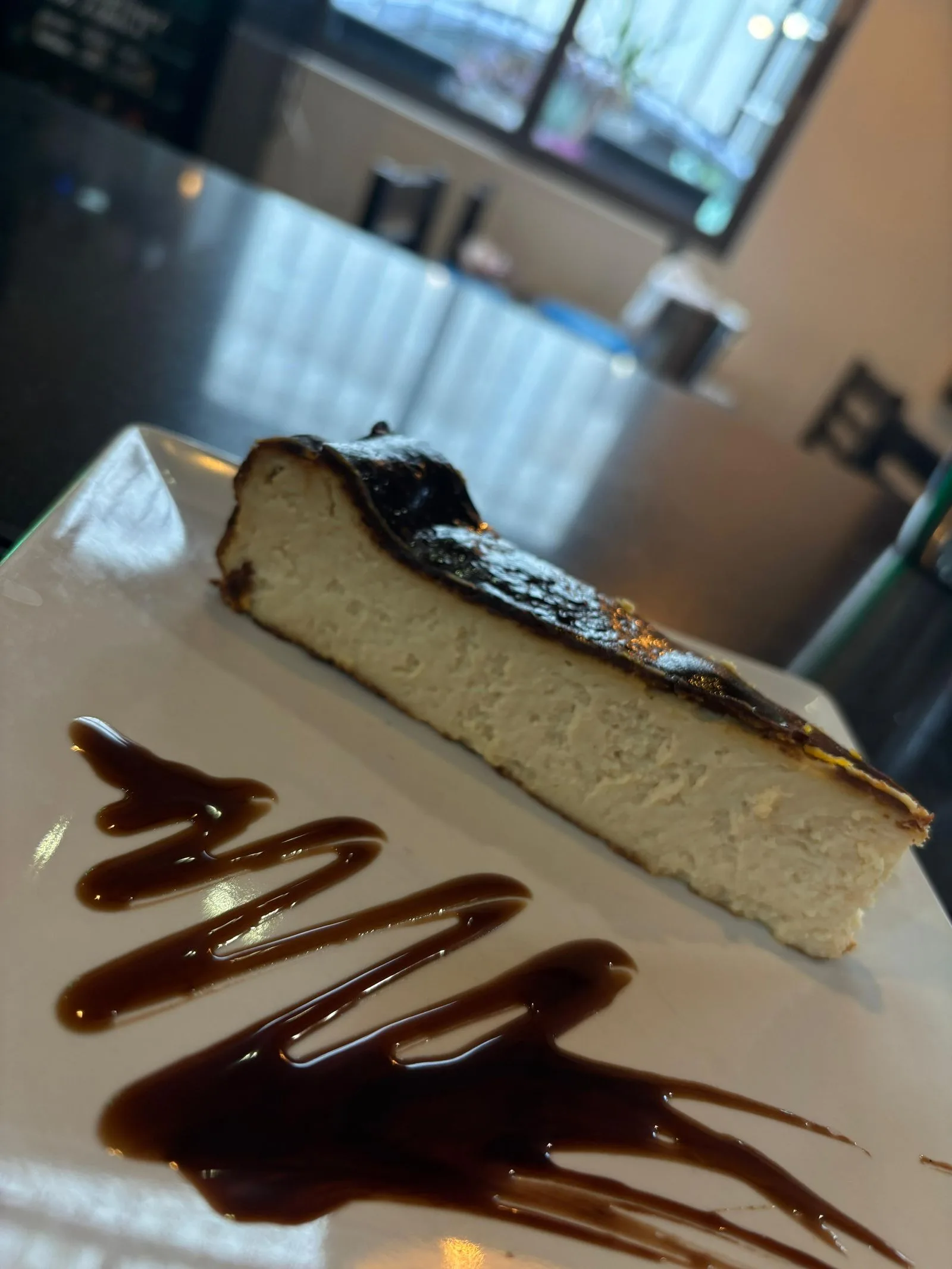Tarta de queso servida en Pulpería Arrocería el Poal, Vinaròs, destacada por su cocina mediterránea y tapas.