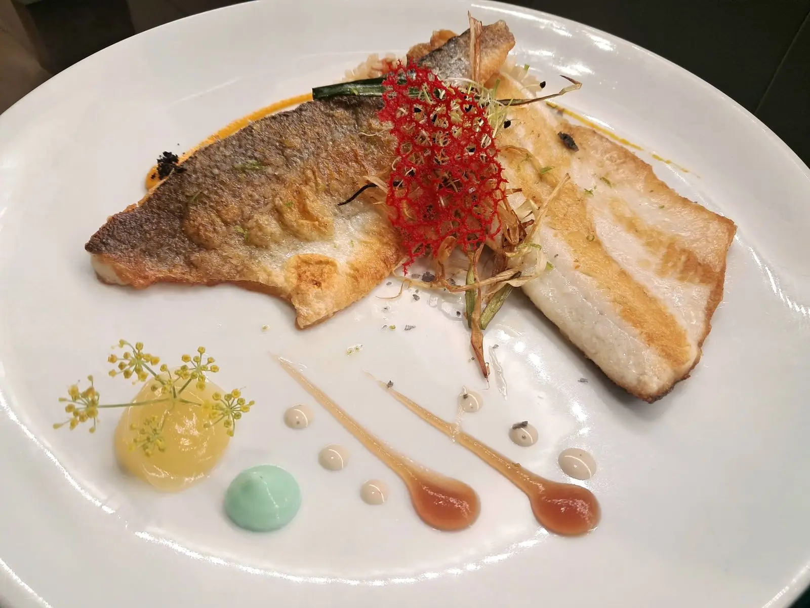 Bacallà confitat amb musselina d’all i xamfaina al Restaurant Samuga, especialitat mediterrània a Sant Llorenç de la Muga