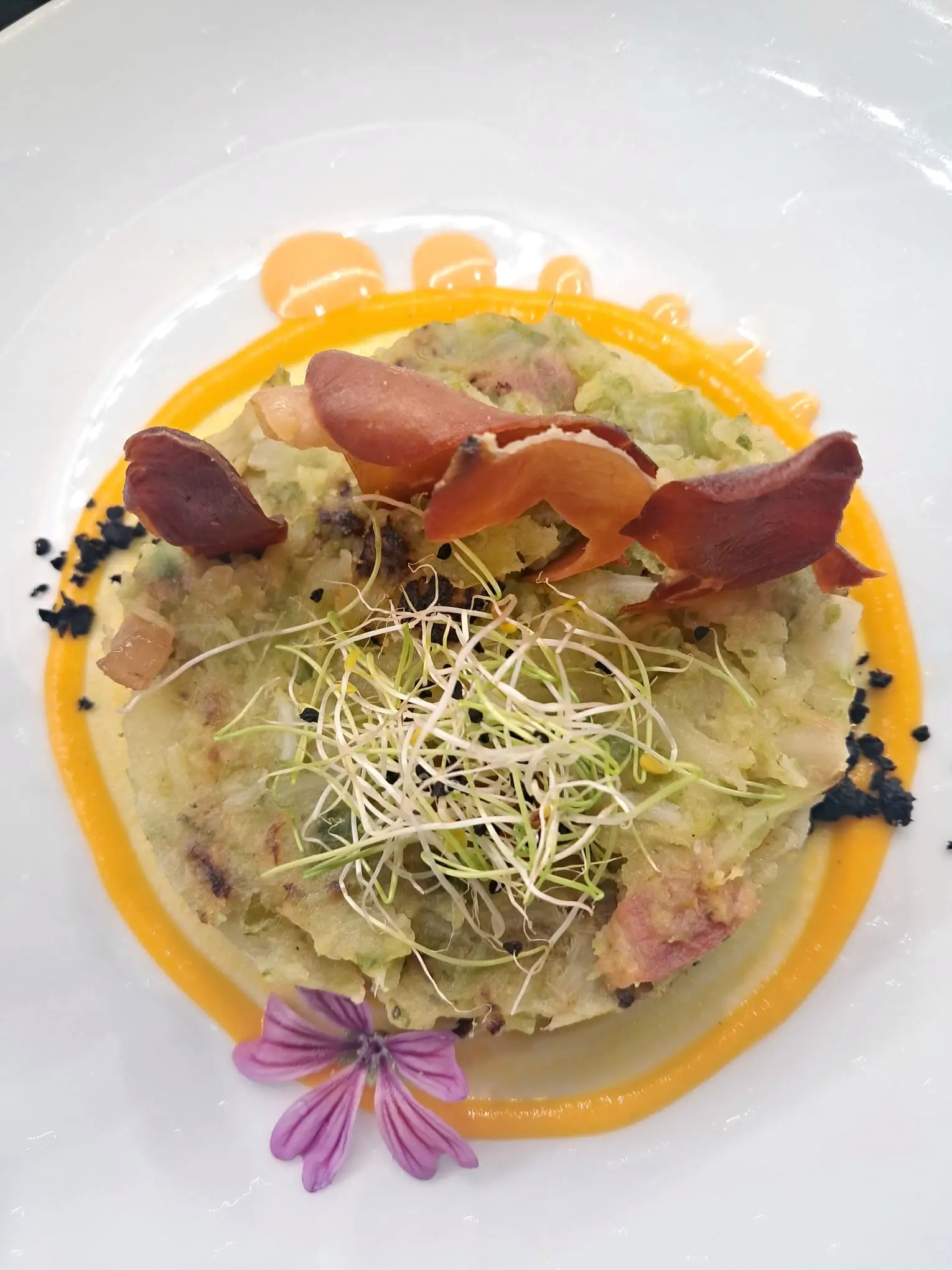 Timbal de patata con verduras, jamón crujiente y brotes en plato de autor en Restaurant Samuga, Sant Llorenç de la Muga, Girona