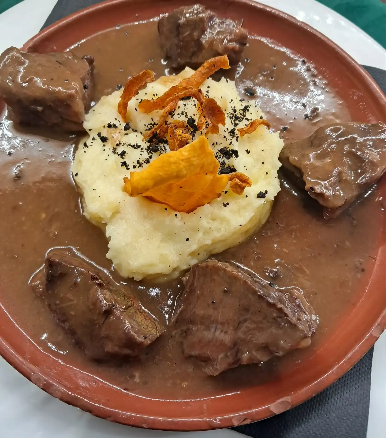 Galta de bou amb salsa Oporto amb parmentier de patata al Restaurant Samuga, cuina catalana casolana a Sant Llorenç de la Muga (Girona)