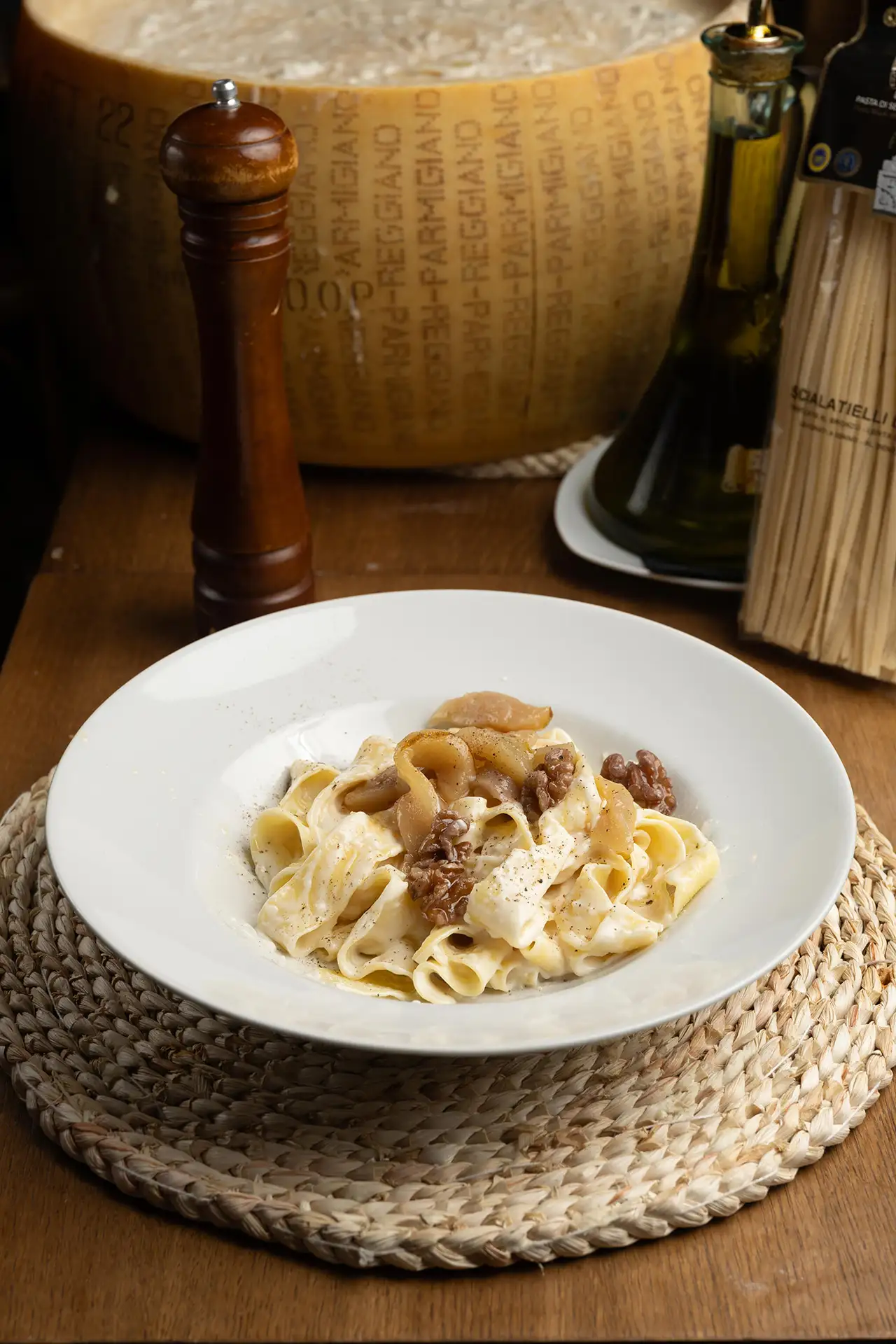 Pappardelle al Parmigiano con pera y nueces en Locanda del Vulture, auténtica cocina italiana en Sant Martí, Barcelona