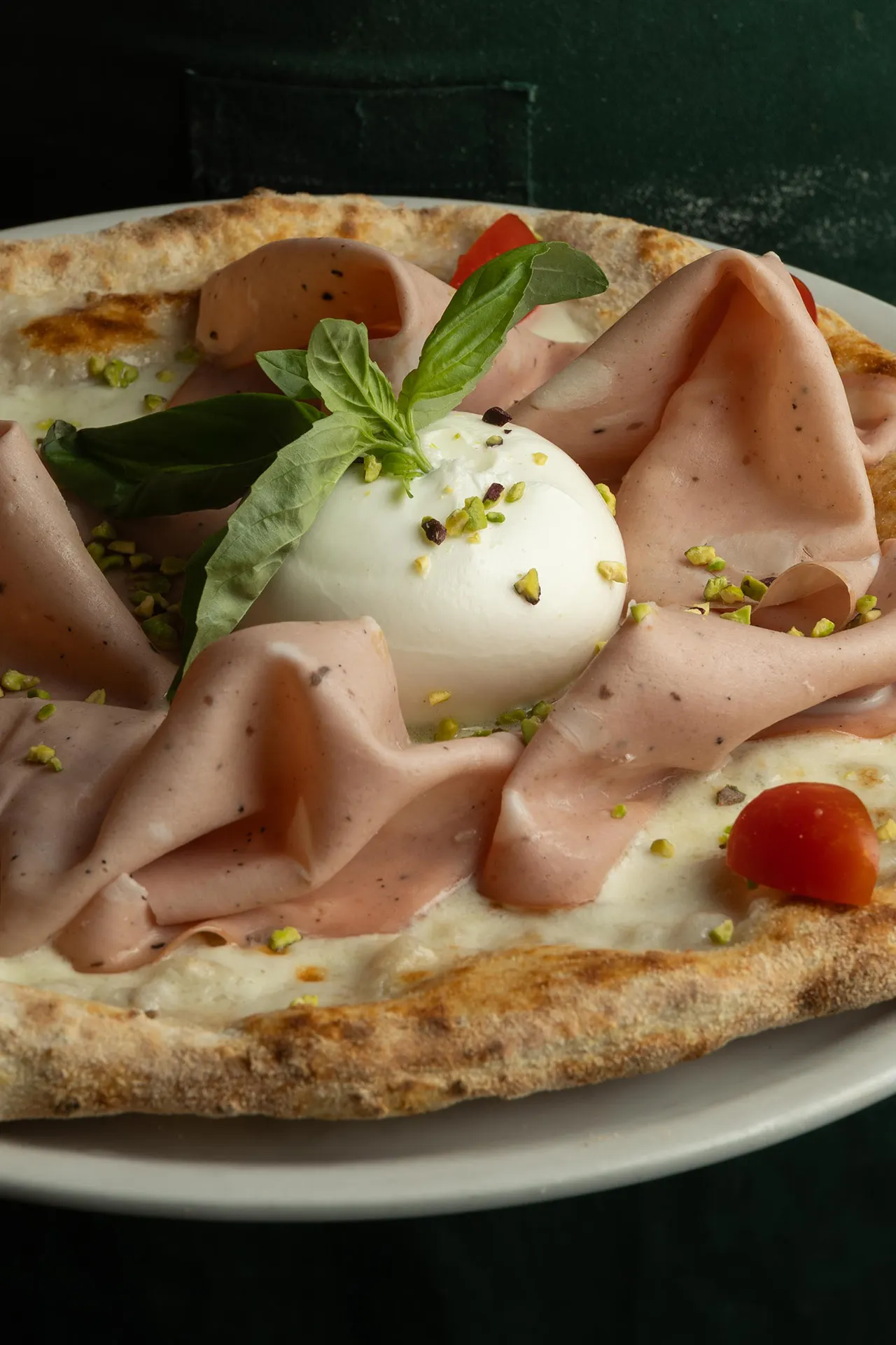 Pizza Straciatella Tartufata en Locanda del Vulture, auténtica cocina italiana en Sant Martí, Barcelona. Disfruta de esta especialidad con burrata y mortadela.