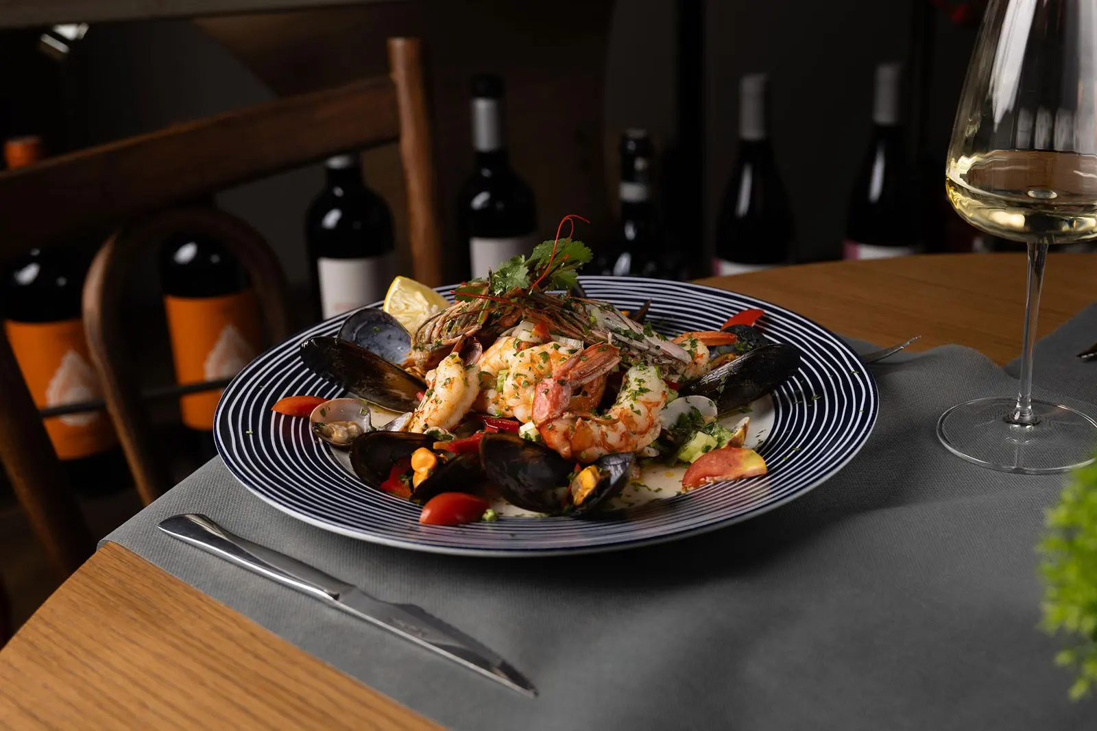 Scialatielli ai Frutti di Mare alla Crosta en Locanda del Vulture, auténtica cocina italiana en Sant Martí, Barcelona, con mariscos frescos y un ambiente acogedor.