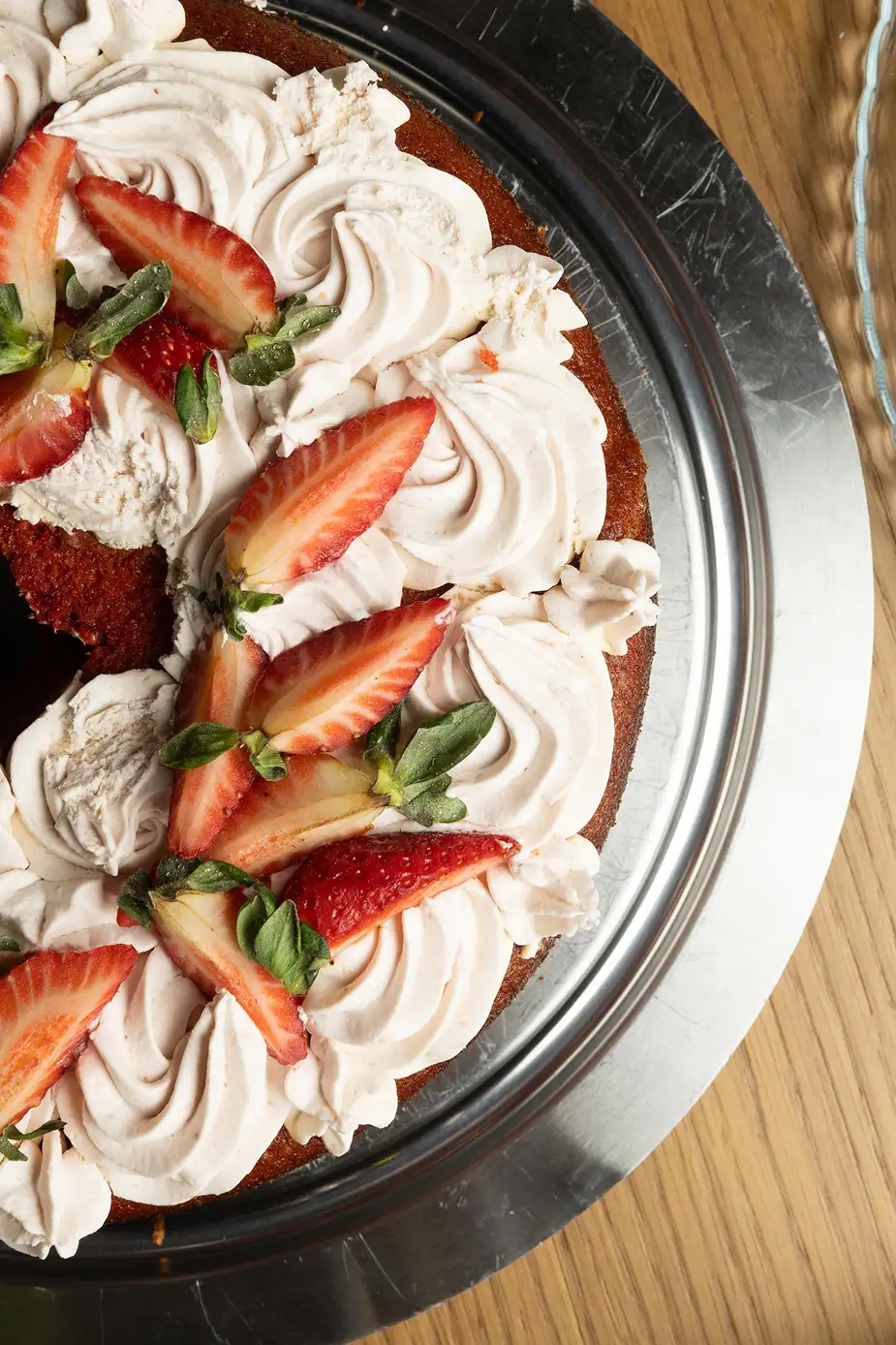 Deliciosa tarta de fresas con nata en Locanda del Vulture, restaurante italiano en Sant Martí, Barcelona.
