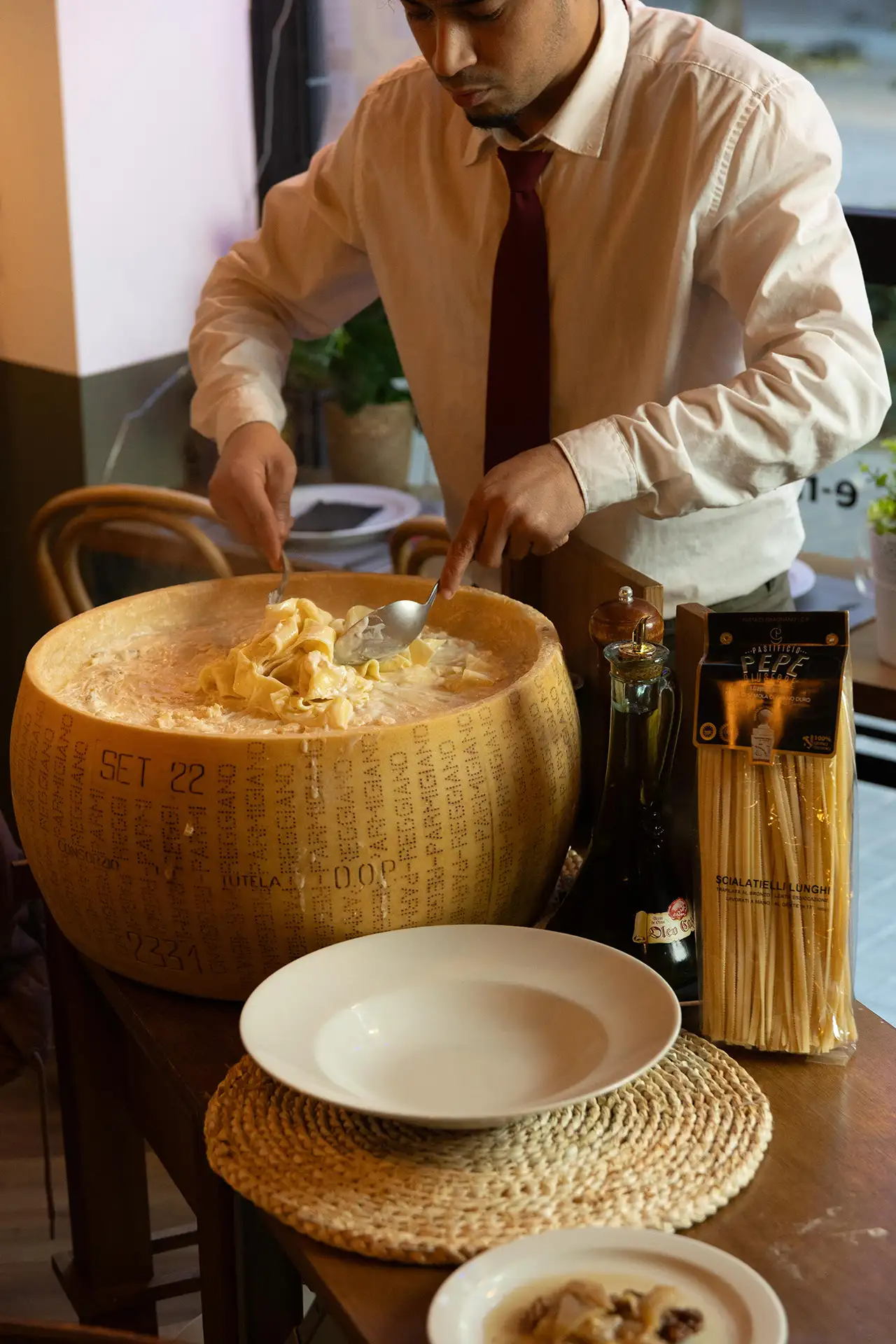 Preparación de Ravioloni al Parmigiano en Locanda del Vulture, auténtica cocina italiana en Sant Martí, Barcelona.