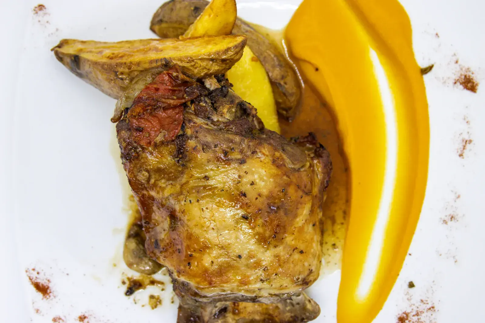 Cordero asado con patatas en Agumas, restaurante de cocina mediterránea en Albanyà, Girona. Disfruta de este plato en un entorno natural excepcional.