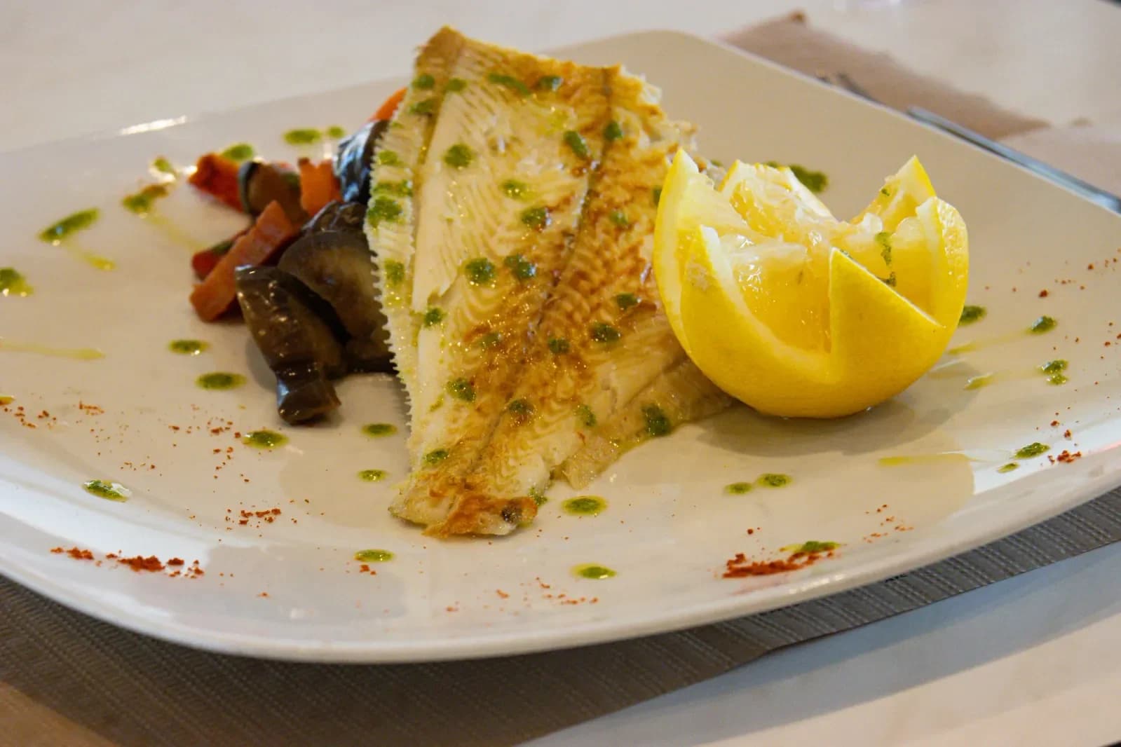 Lenguado a la plancha con verduras en Agumas, restaurante de cocina mediterránea en Albanyà, Girona.