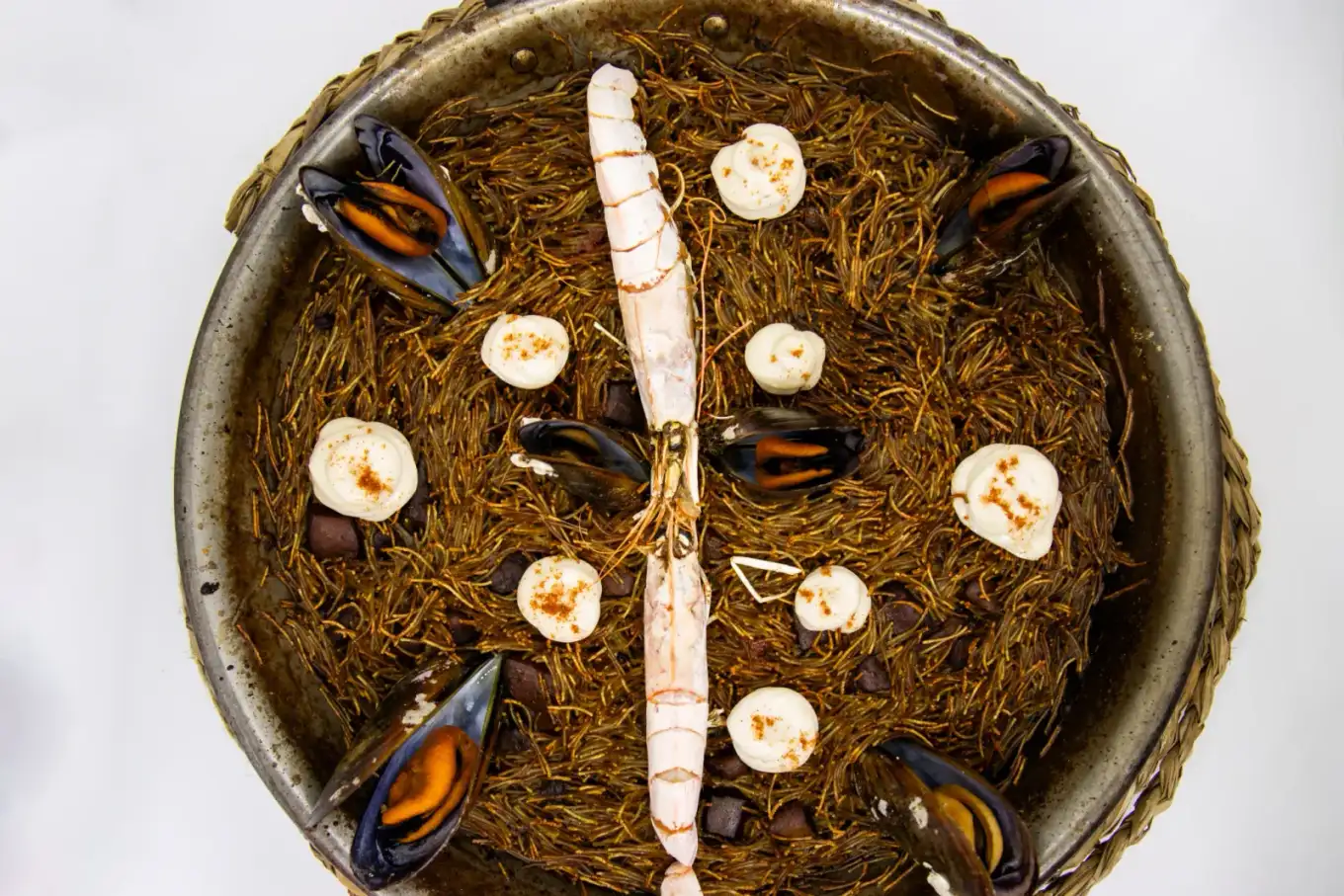 Fideuá de mariscos en Agumas, restaurante de cocina mediterránea en Albanyà, Girona. Ideal para disfrutar en el entorno natural de la Alta Garrotxa.