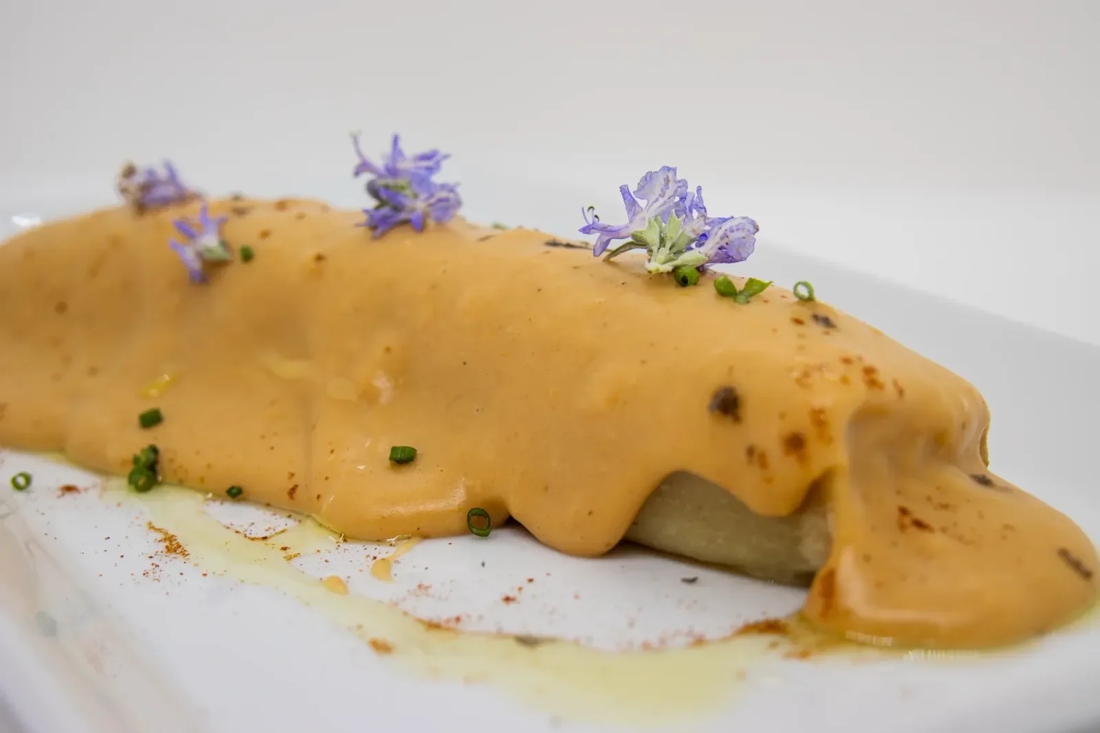 Crepe con salsa cremosa en Agumas, restaurante de cocina mediterránea en Albanyà, Girona. Disfruta de platos caseros en un entorno natural.