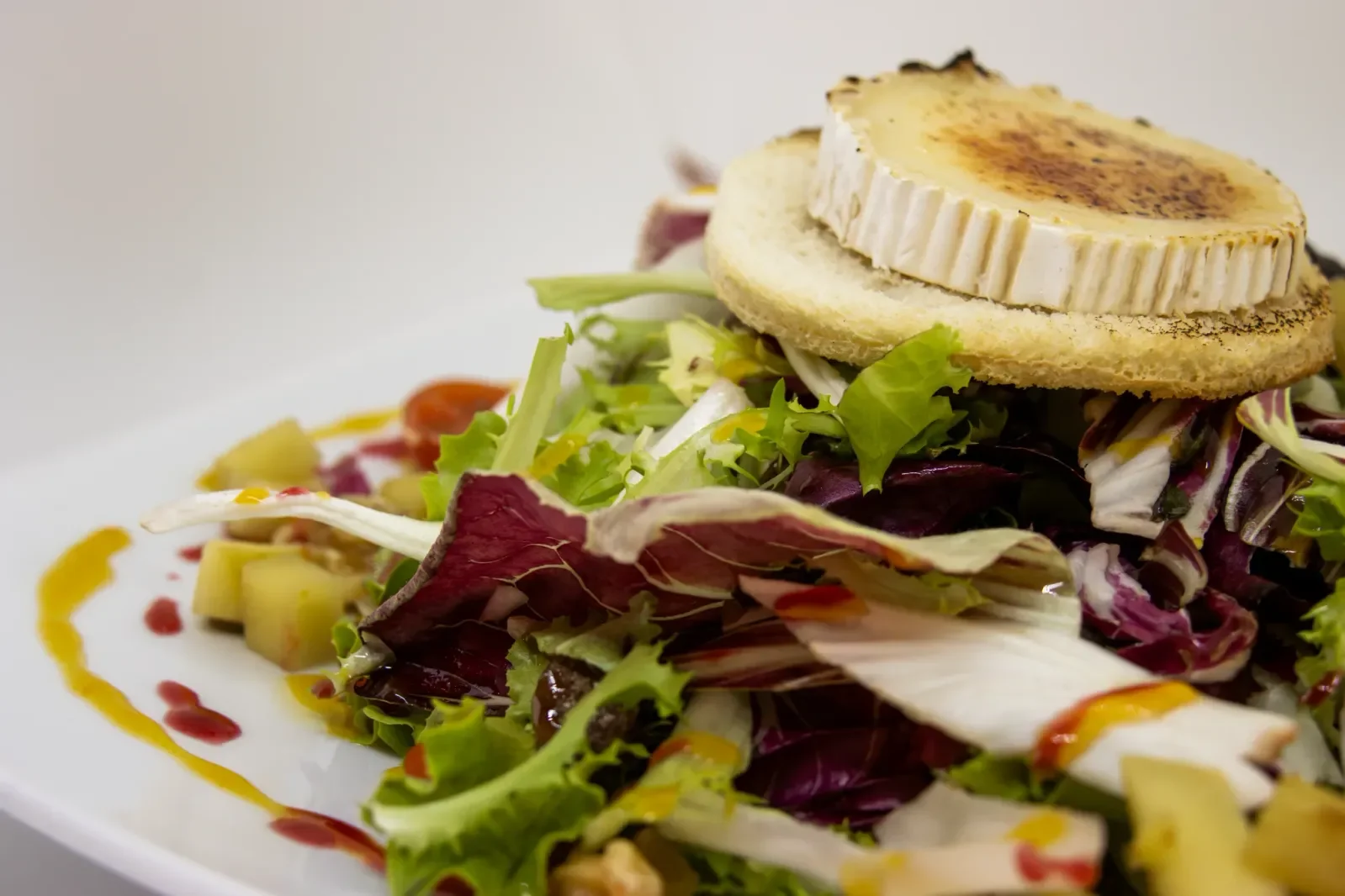 Ensalada de queso de cabra en Agumas, restaurante de cocina mediterránea en Albanyà, Girona. Ideal para disfrutar en un entorno natural excepcional.