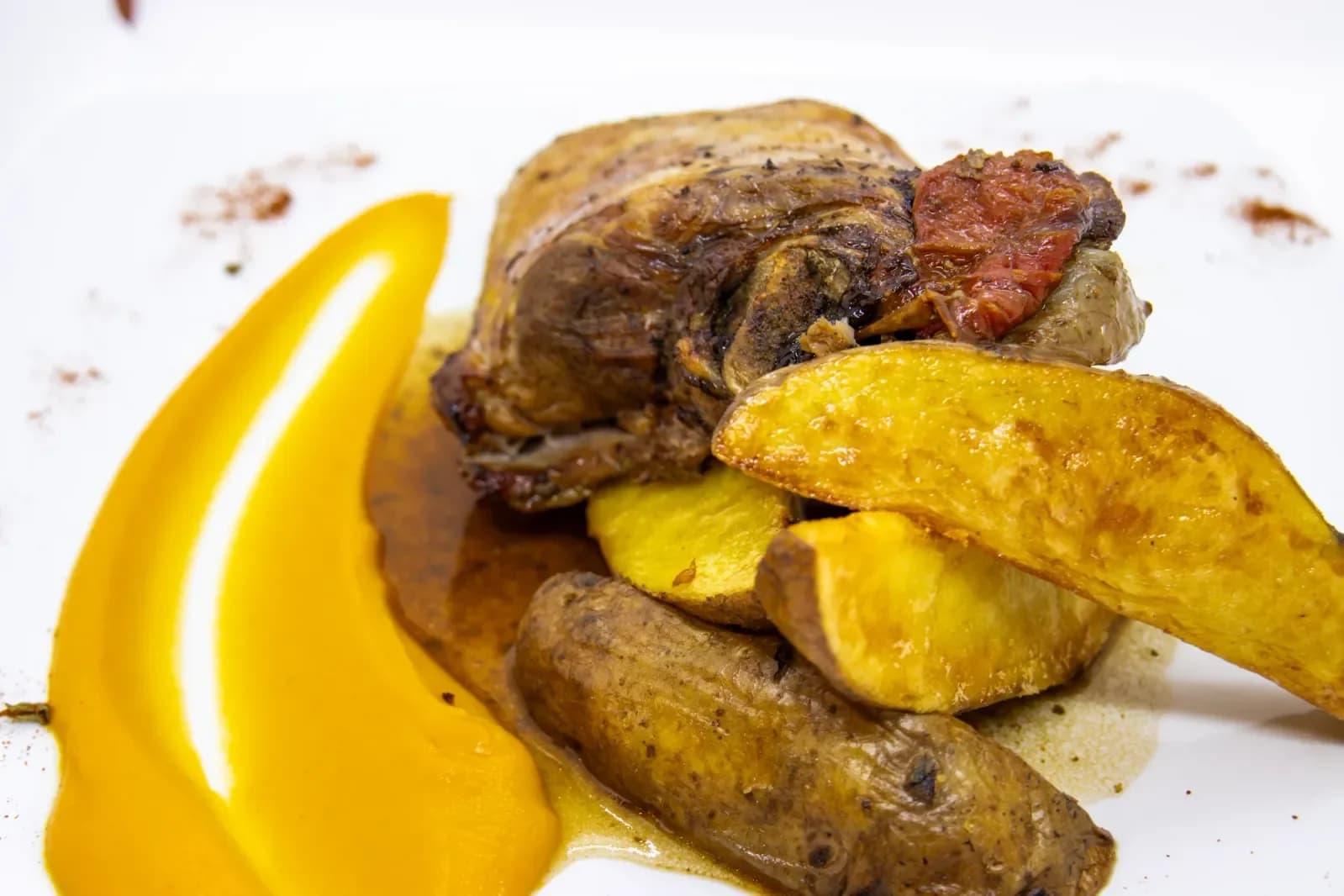 Cordero asado con patatas en Agumas, restaurante de cocina mediterránea en Albanyà, Girona. Ideal para disfrutar en un entorno natural.