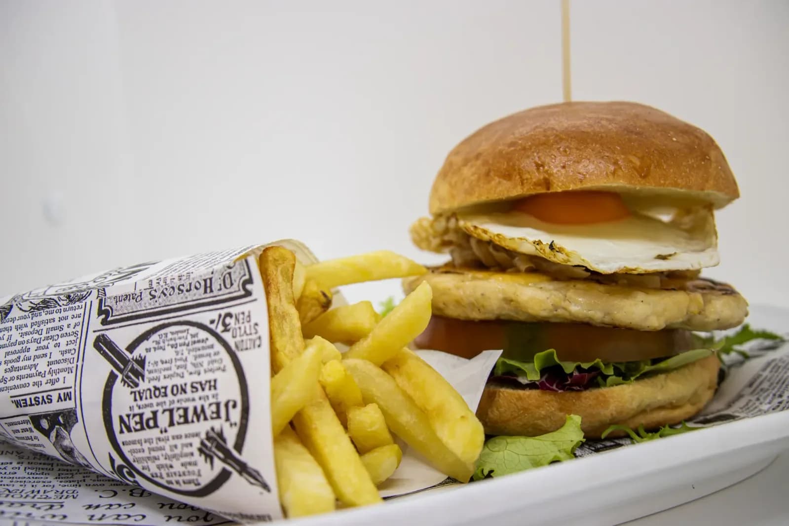 Hamburguesa con huevo y patatas fritas en Agumas, restaurante de cocina casera y mediterránea en Albanyà, Girona.