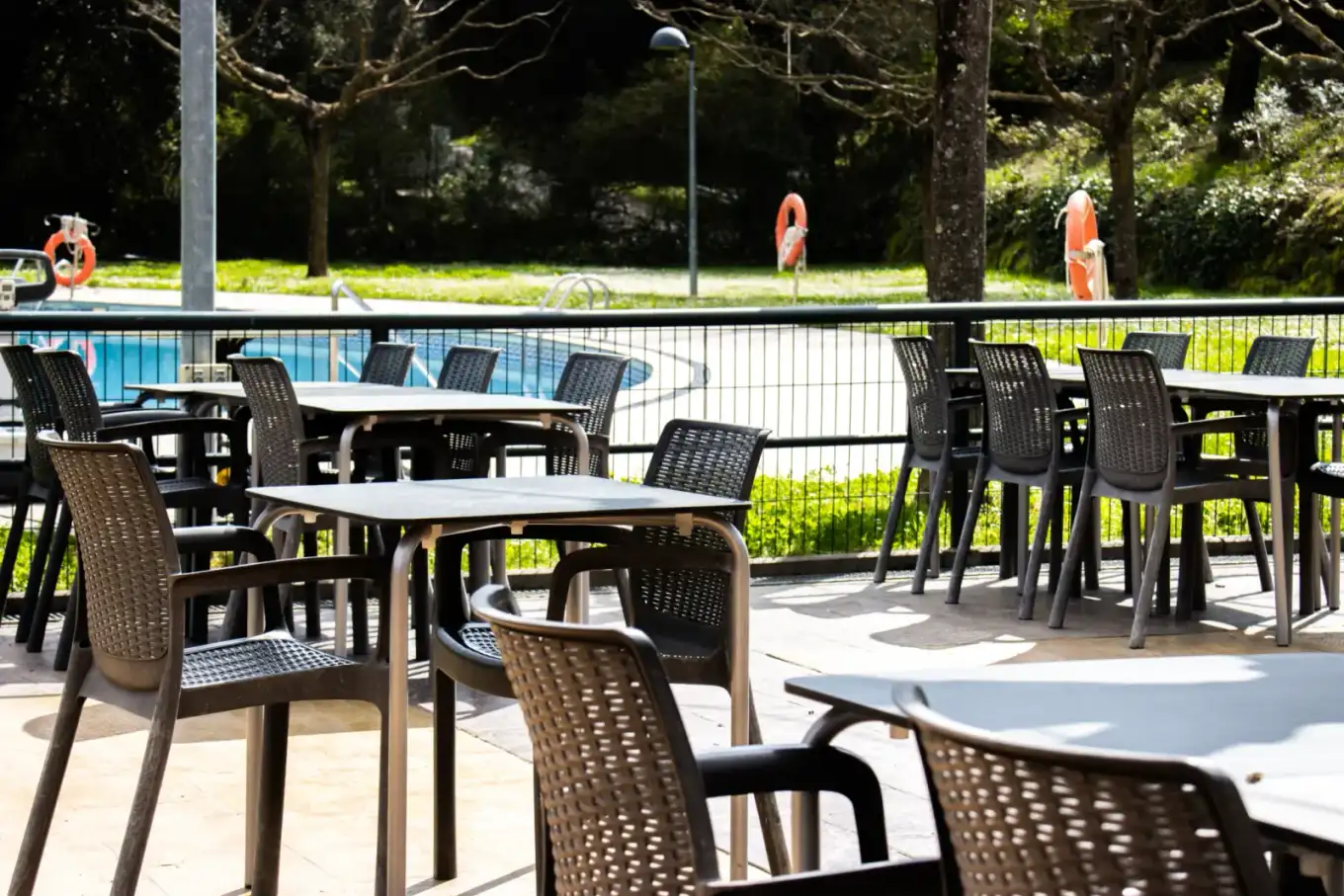 Terraza exterior del restaurante Agumas en Albanyà, Girona, ideal para disfrutar de la cocina mediterránea en un entorno natural junto a la piscina.