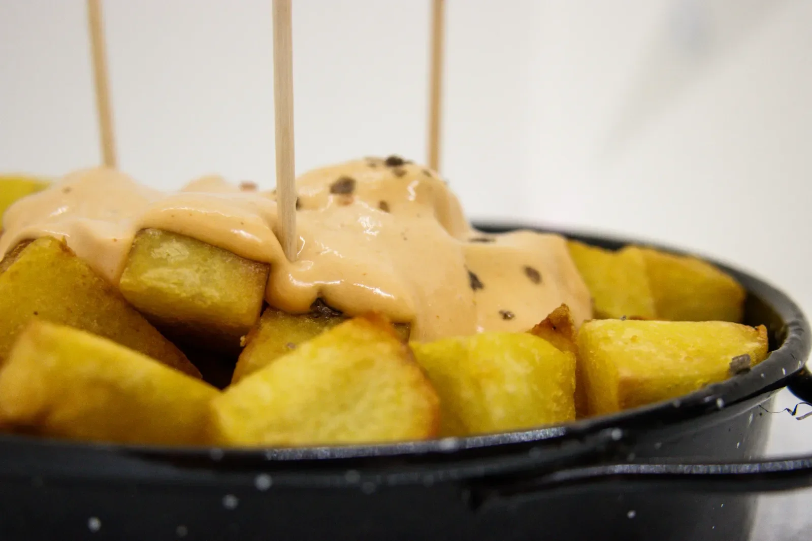 Patatas bravas servidas en Agumas, restaurante de cocina casera y mediterránea en Albanyà, Girona.