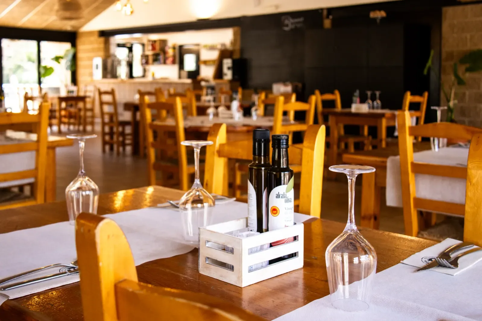 Interior acogedor del restaurante Agumas en Albanyà, Girona, ideal para disfrutar de cocina mediterránea en un entorno natural.