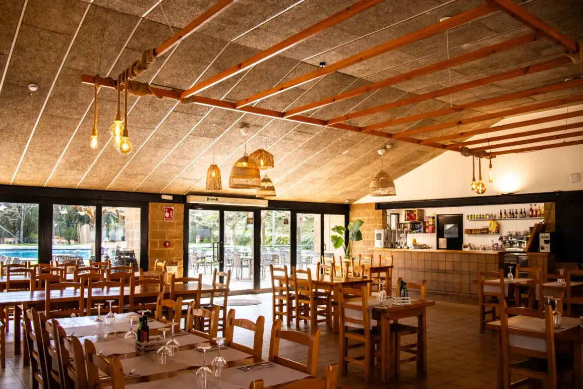 Interior acogedor del restaurante Agumas en Albanyà, Girona, ideal para disfrutar de la cocina mediterránea en un entorno natural.