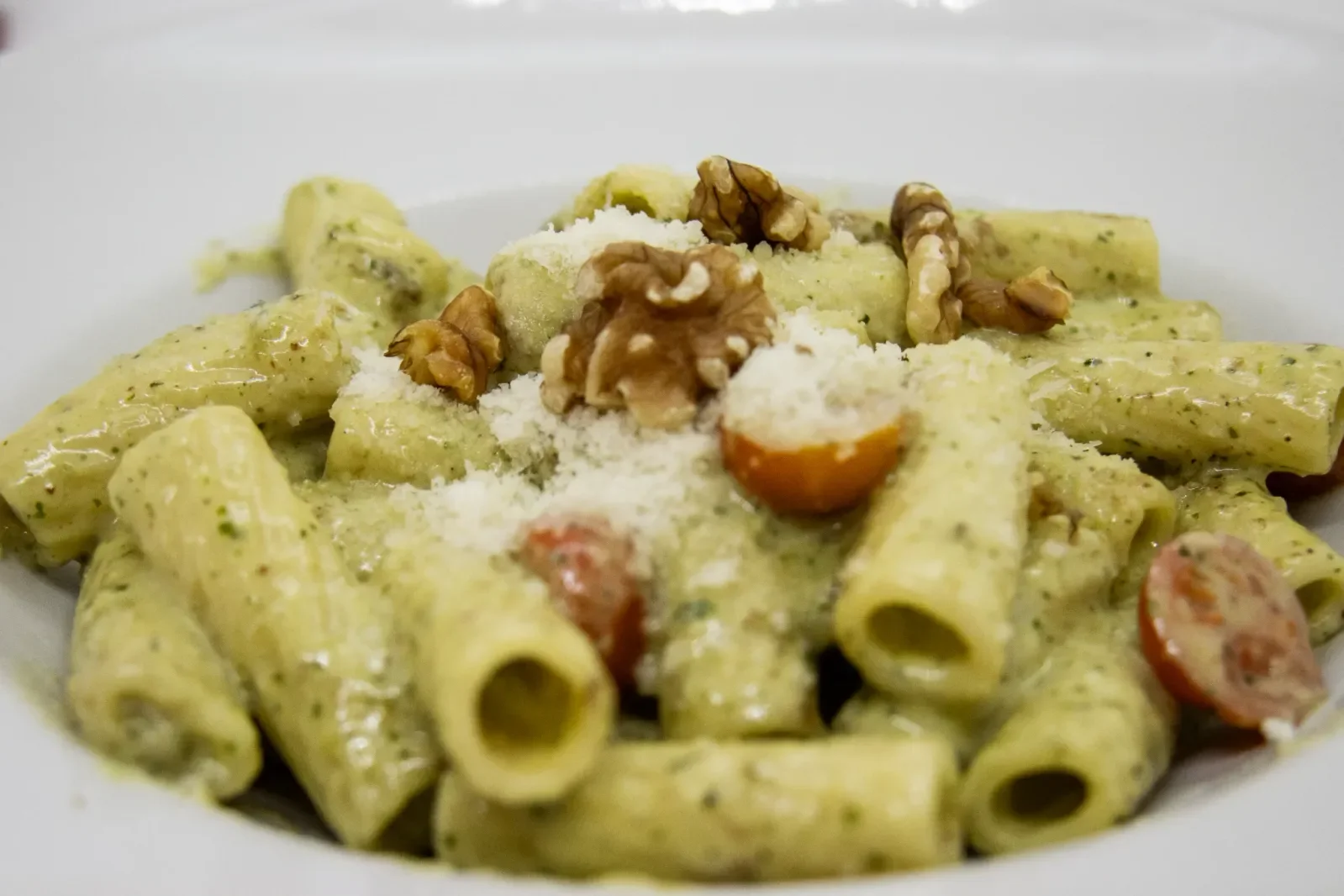 Rigatoni con pesto y nueces en Agumas, restaurante de cocina mediterránea en Albanyà, Girona. Disfruta de este plato en un entorno natural excepcional.