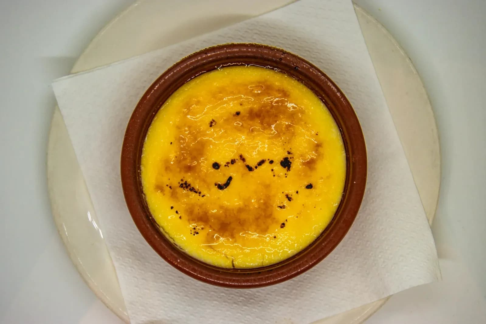 Crema catalana en Agumas, restaurante de cocina mediterránea en Albanyà, Girona. Disfruta de postres caseros en un entorno natural excepcional.