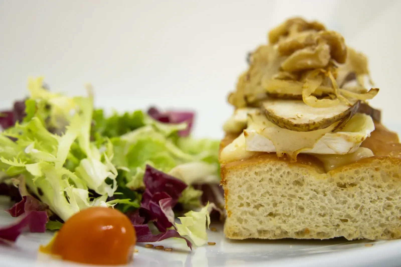 Tosta de setas y queso en Agumas, restaurante de cocina casera y mediterránea en Albanyà, Girona. Ideal para disfrutar en el entorno natural de la Alta Garrotxa.