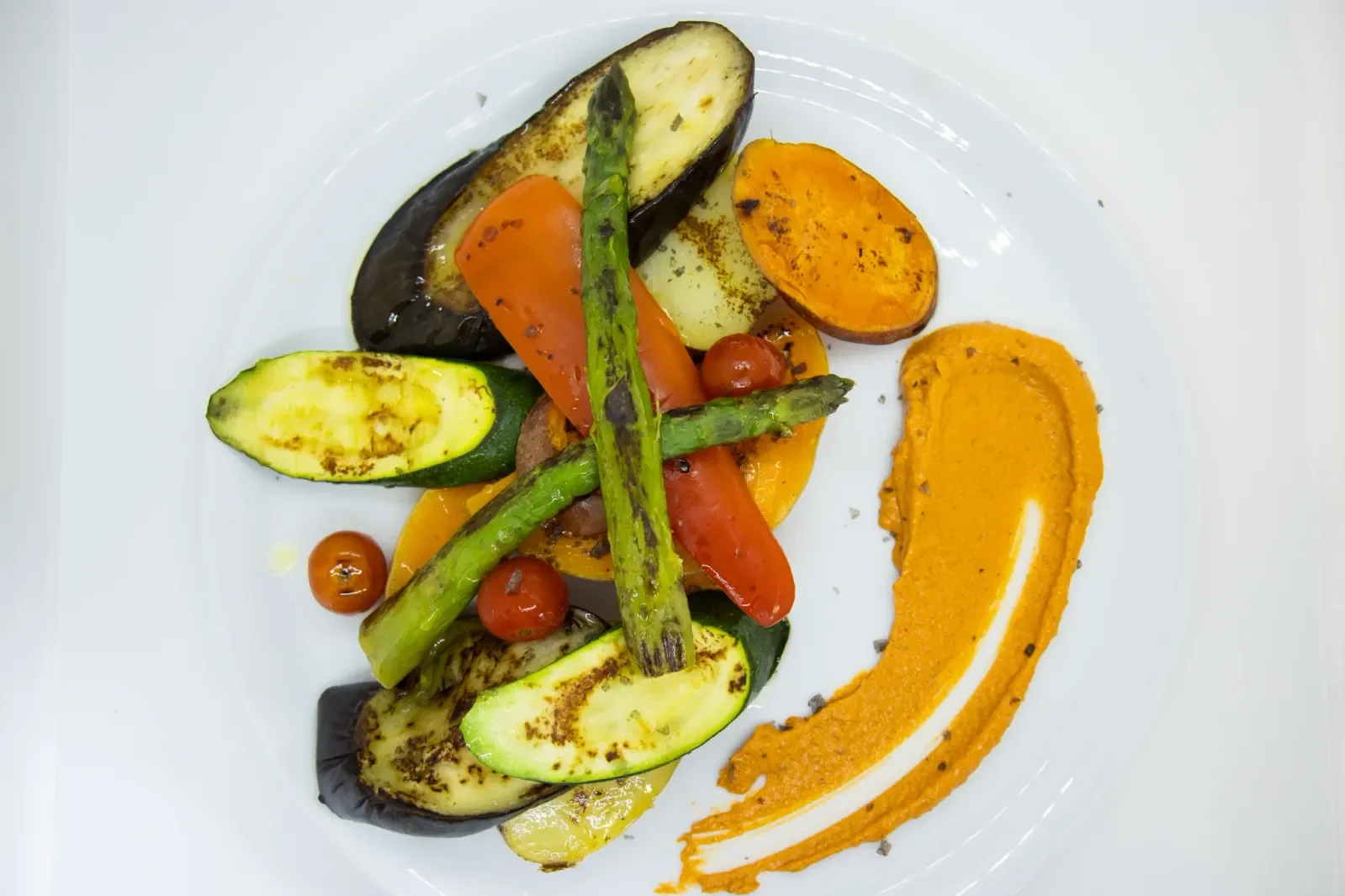 Parrillada de verduras frescas en Agumas, restaurante de cocina mediterránea en Albanyà, Girona. Ideal para disfrutar en un entorno natural.