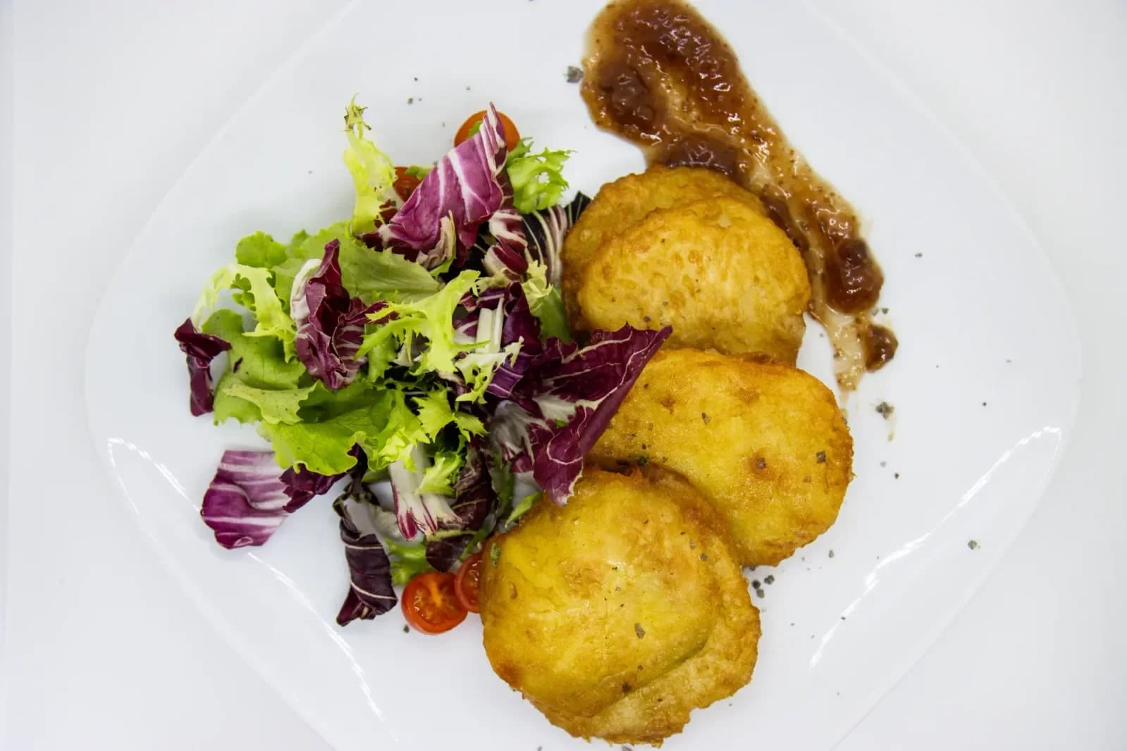 Queso frito con ensalada en Agumas, restaurante de cocina mediterránea en Albanyà, Girona. Ideal para disfrutar en un entorno natural.