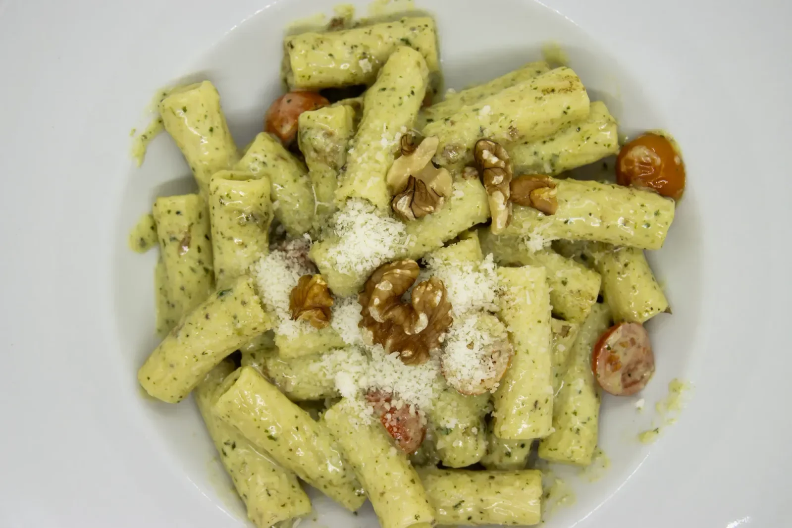 Pasta con pesto y nueces servida en Agumas, restaurante de cocina mediterránea en Albanyà, Girona. Ideal para disfrutar en un entorno natural.