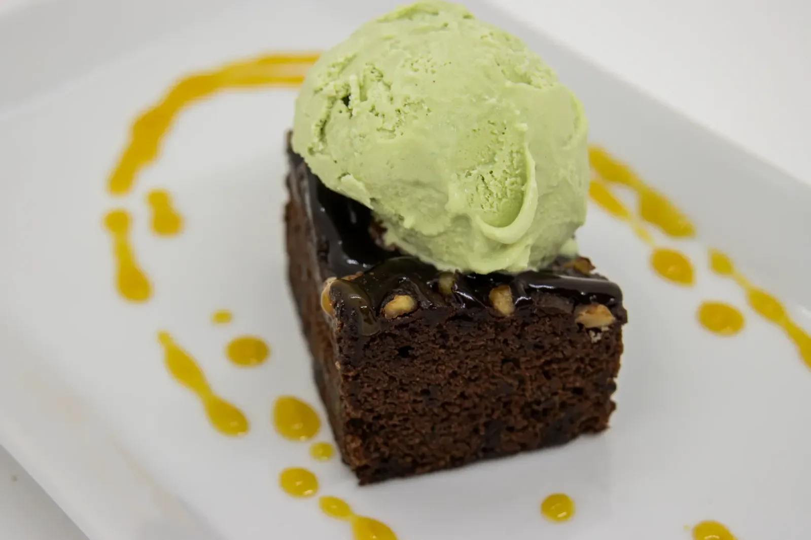 Brownie con helado de pistacho en Agumas, restaurante de cocina casera y mediterránea en Albanyà, Girona