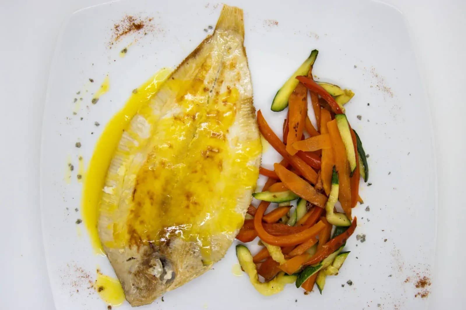 Lenguado a la plancha con verduras en Agumas, restaurante de cocina mediterránea en Albanyà, Girona
