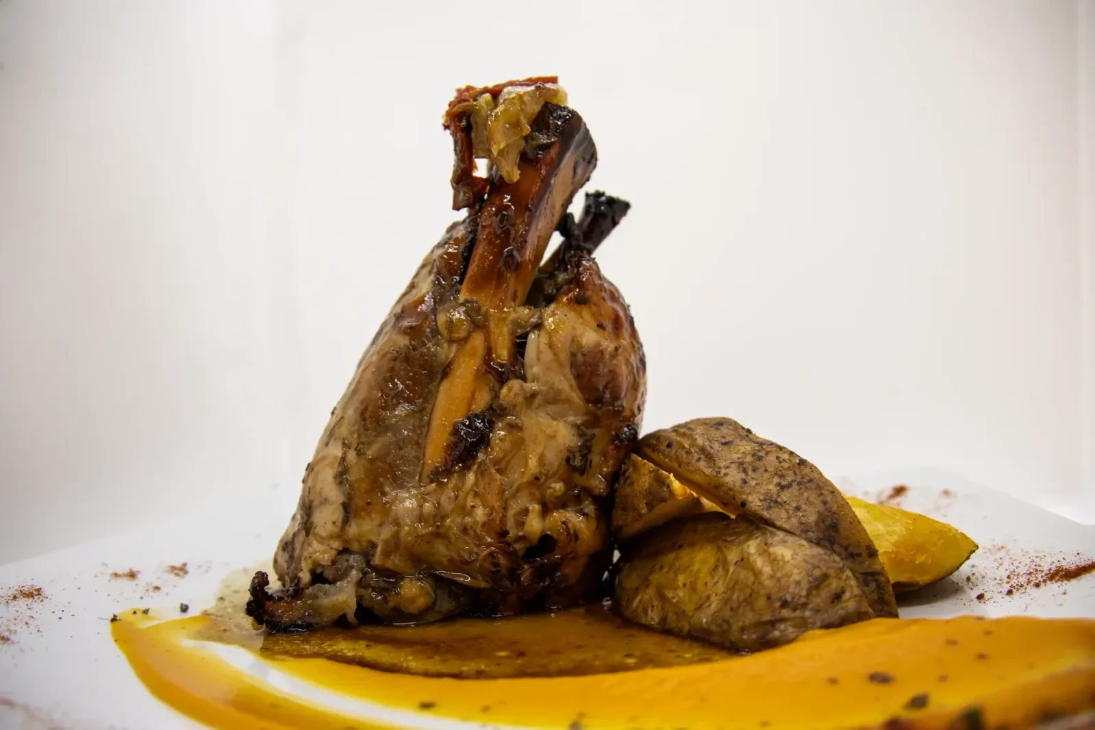 Cordero asado con patatas en Agumas, restaurante de cocina casera y mediterránea en Albanyà, Girona. Disfruta de este plato en un entorno natural excepcional.