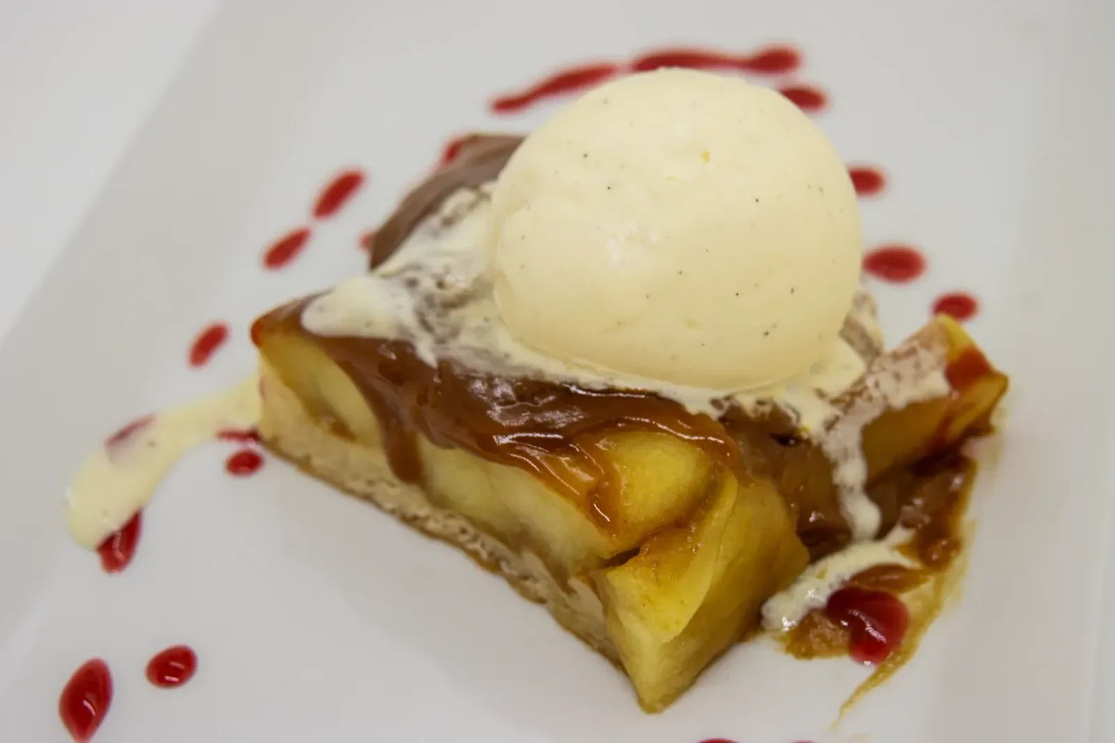 Tarta de manzana con helado en Agumas, restaurante de cocina mediterránea en Albanyà, Girona. Disfruta de postres caseros en un entorno natural excepcional.