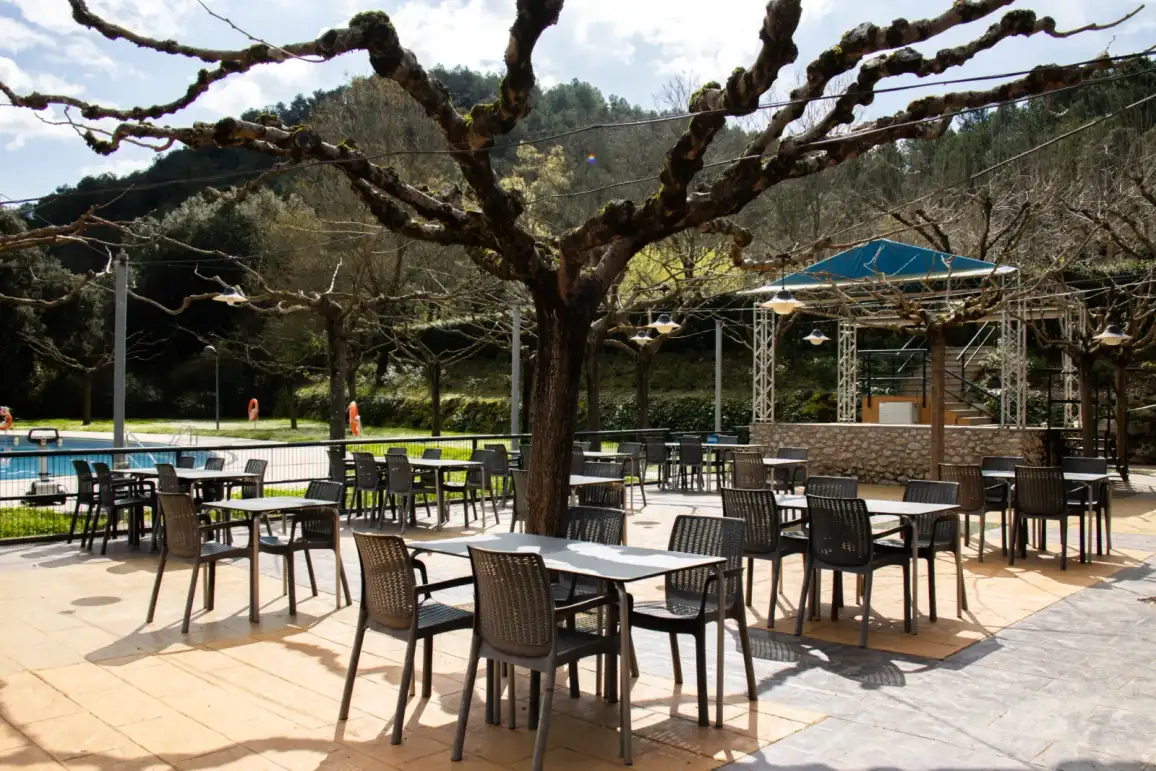 Terraza exterior del restaurante Agumas en Albanyà, Girona, ideal para disfrutar de la cocina mediterránea en un entorno natural.