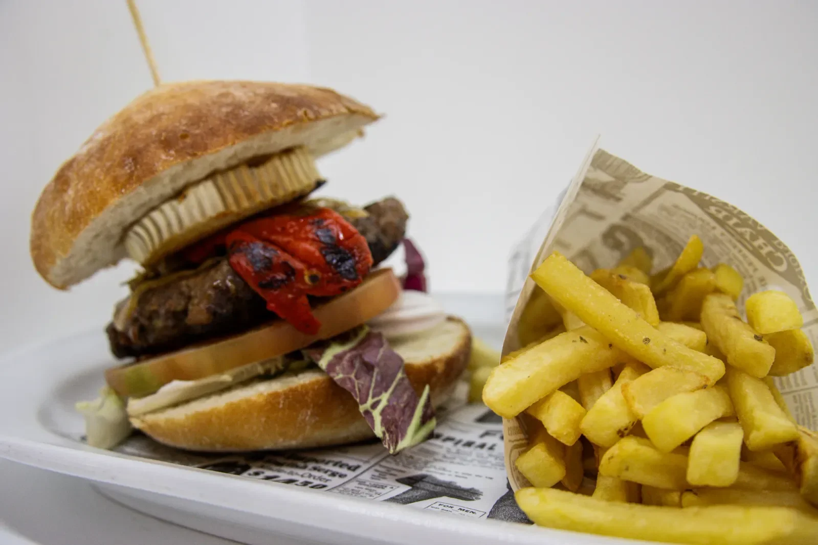 Hamburguesa con patatas fritas en Agumas, restaurante de cocina casera y mediterránea en Albanyà, Girona.