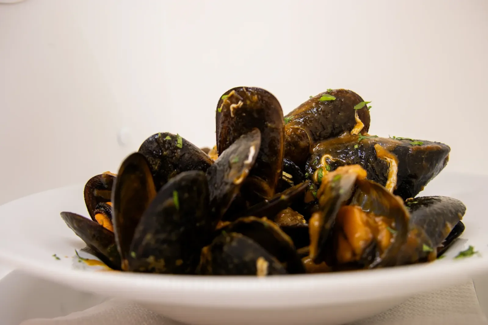 Mejillones al vapor servidos en Agumas, restaurante de cocina mediterránea en Albanyà, Girona. Ideal para disfrutar en un entorno natural excepcional.