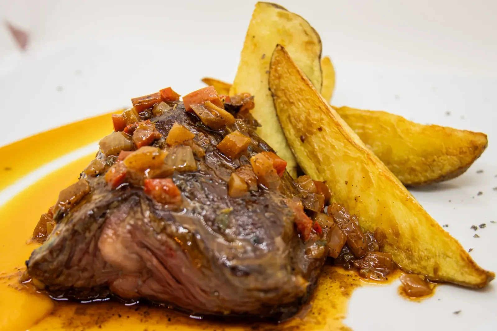 Entrecot con guarnición de patatas en Agumas, restaurante de cocina mediterránea en Albanyà, Girona