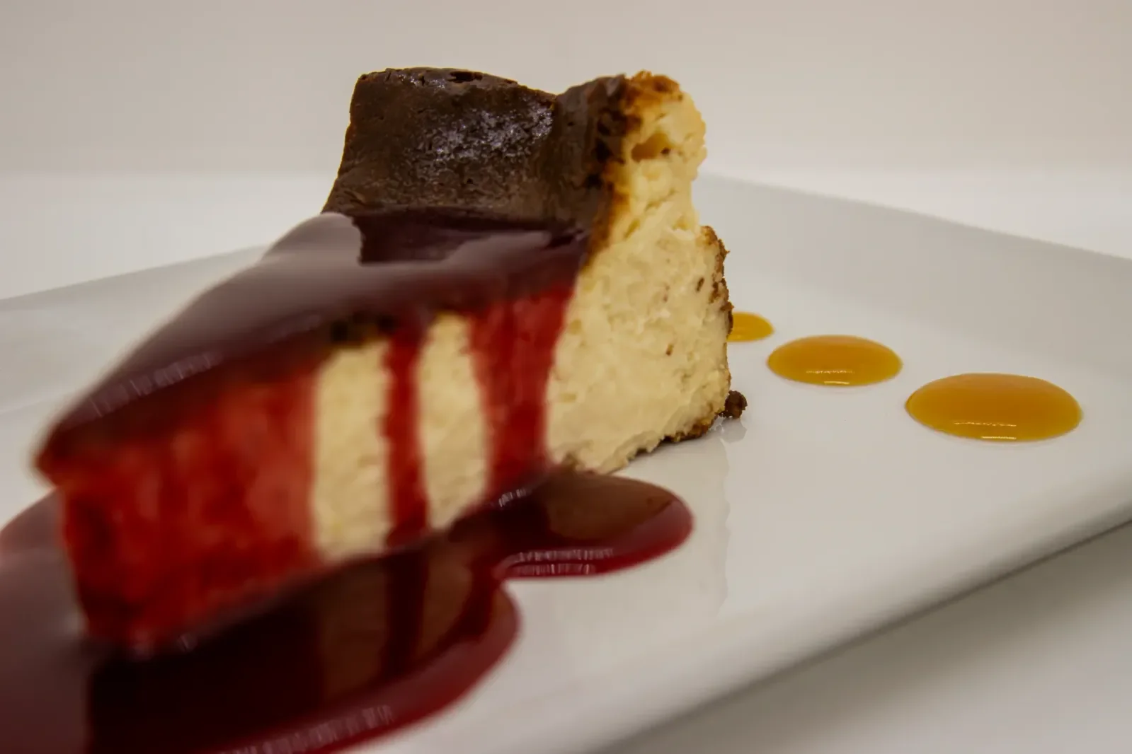 Tarta de queso con coulis de frutos rojos en Agumas, restaurante de cocina casera y mediterránea en Albanyà, Girona