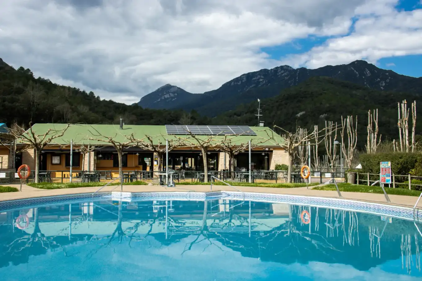 Vista de la fachada del restaurante Agumas en Albanyà, Girona, con piscina y entorno natural de la Alta Garrotxa.