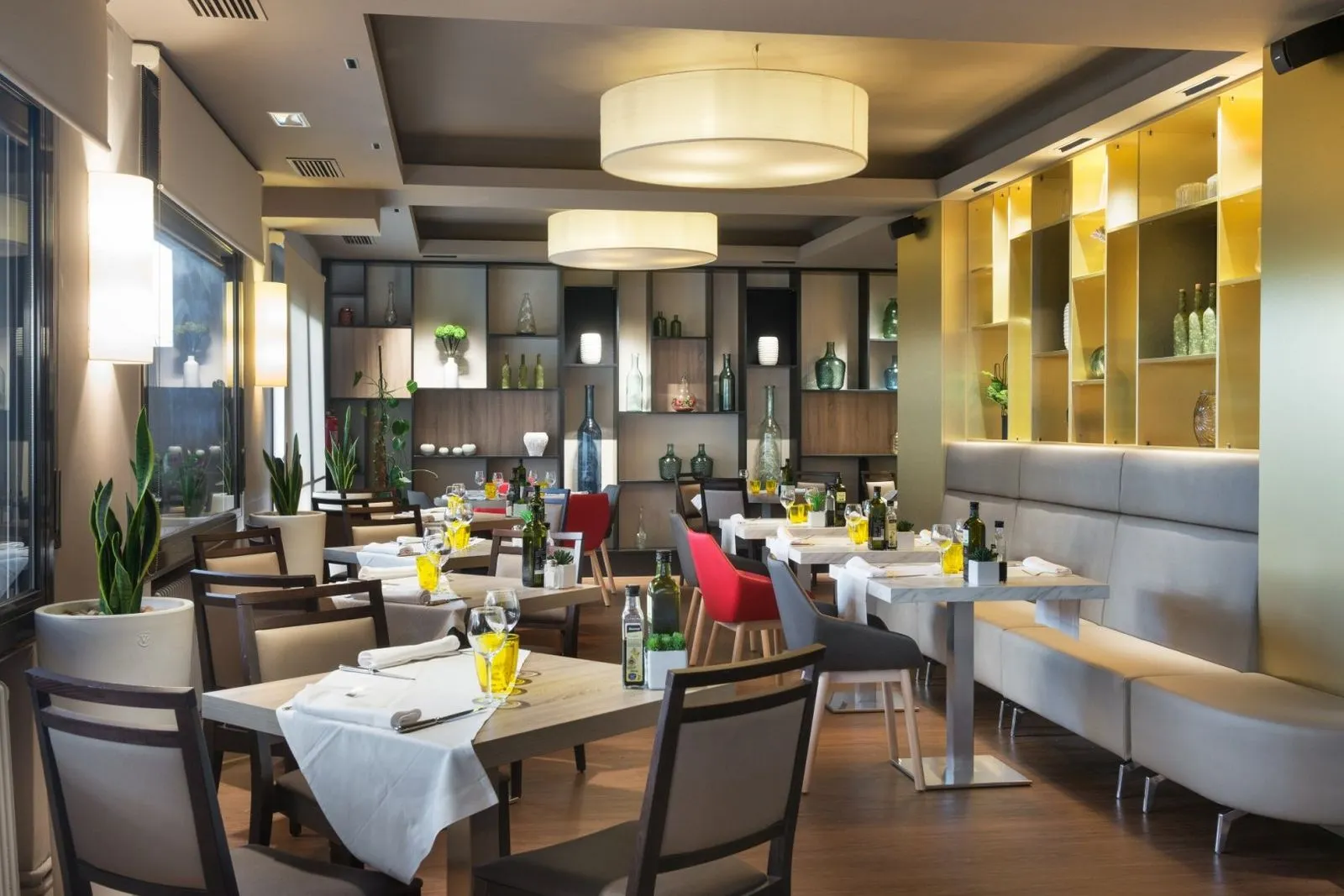 Interior moderno y acogedor del Restaurant Ronda Figueres, especializado en cocina mediterránea en Figueres, Girona.