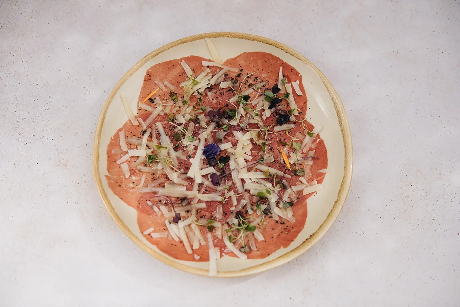 Carpaccio de ternera en Restaurant Ronda Figueres, cocina mediterránea en Girona