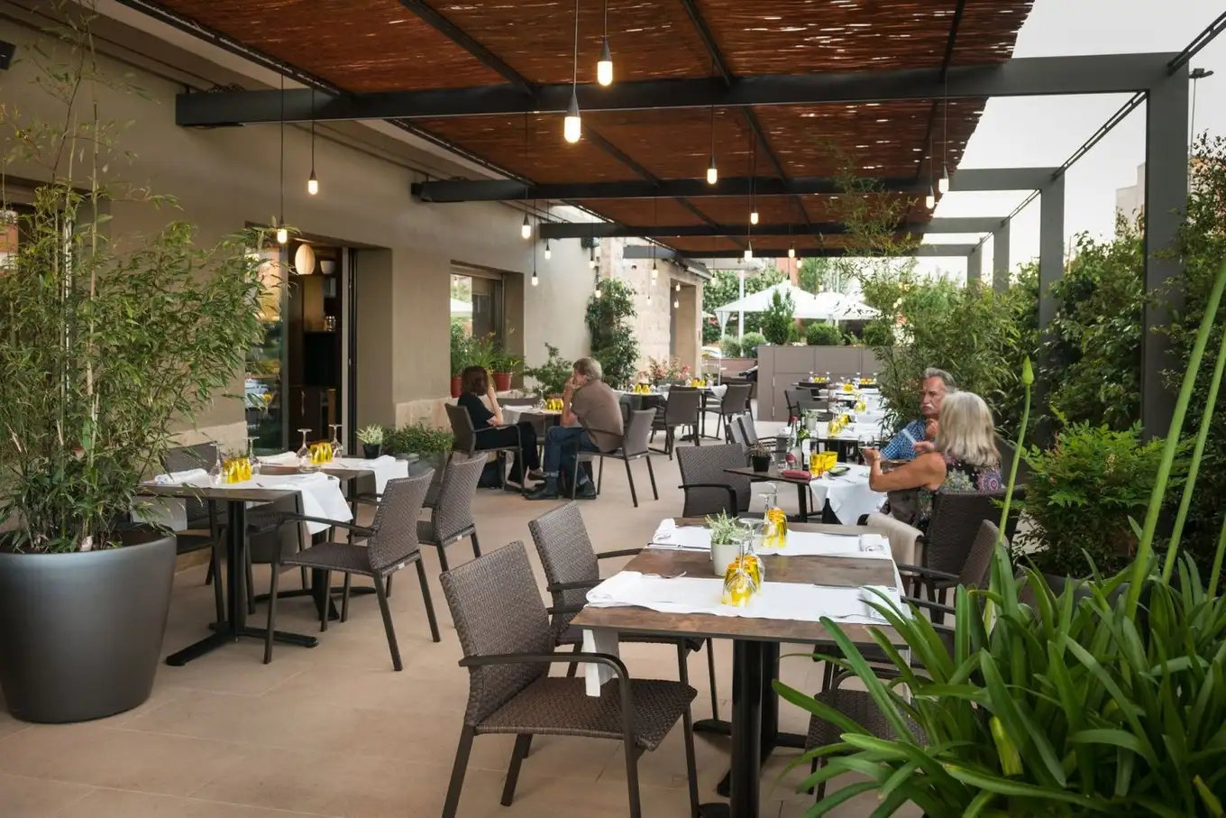 Terraza exterior del Restaurant Ronda Figueres, ideal para disfrutar de la cocina mediterránea en Girona.