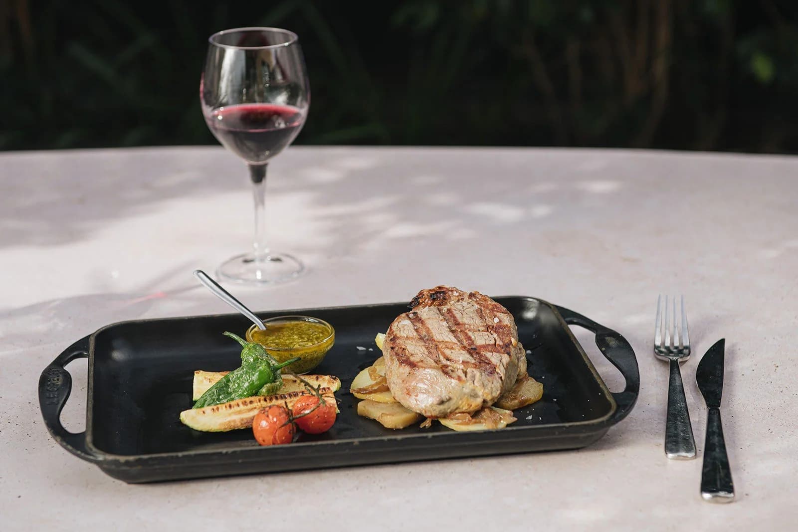 Solomillo a la parrilla con guarnición en Restaurant Ronda Figueres, cocina mediterránea en Girona