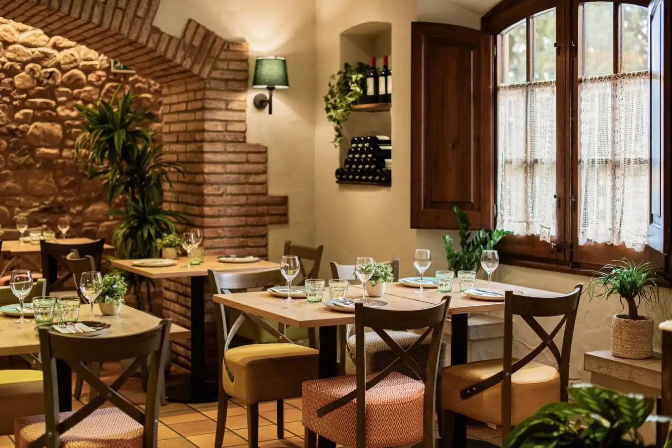 Interior acogedor del Restaurant Ronda Figueres, con decoración mediterránea en Figueres, Girona