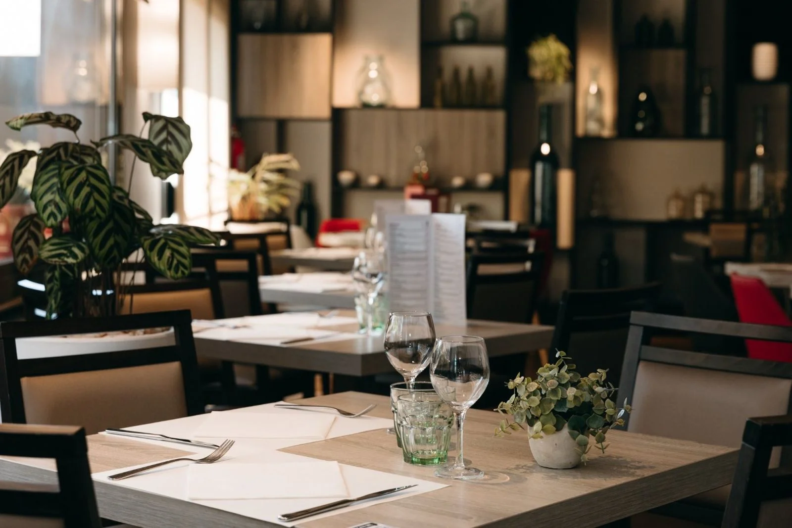 Interior acogedor del Restaurant Ronda Figueres, especializado en cocina mediterránea, ubicado en Figueres, Girona.