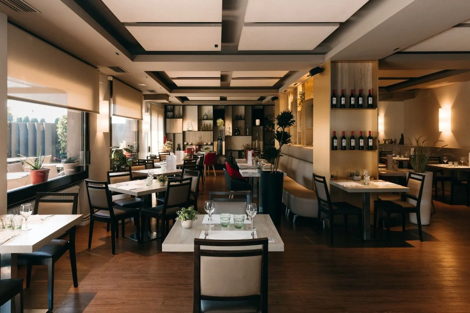 Interior del Restaurant Ronda Figueres, un espacio acogedor en Figueres con decoración mediterránea.