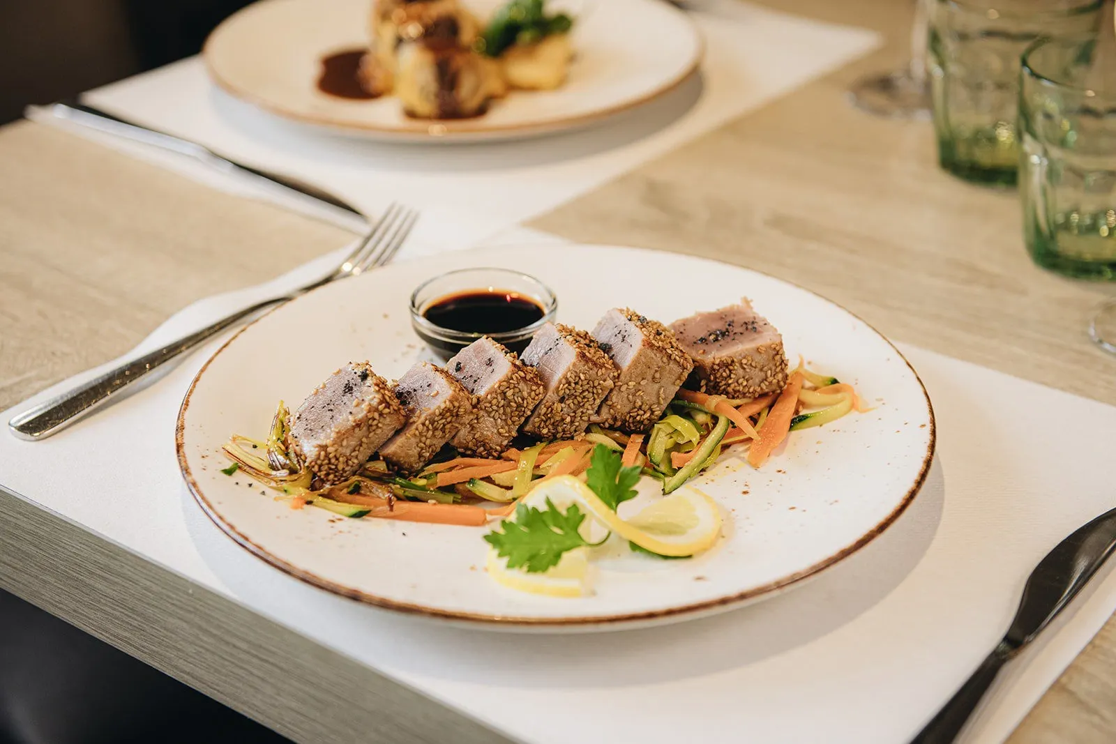 Atún a la plancha con sésamo en Restaurant Ronda Figueres, cocina mediterránea en Girona