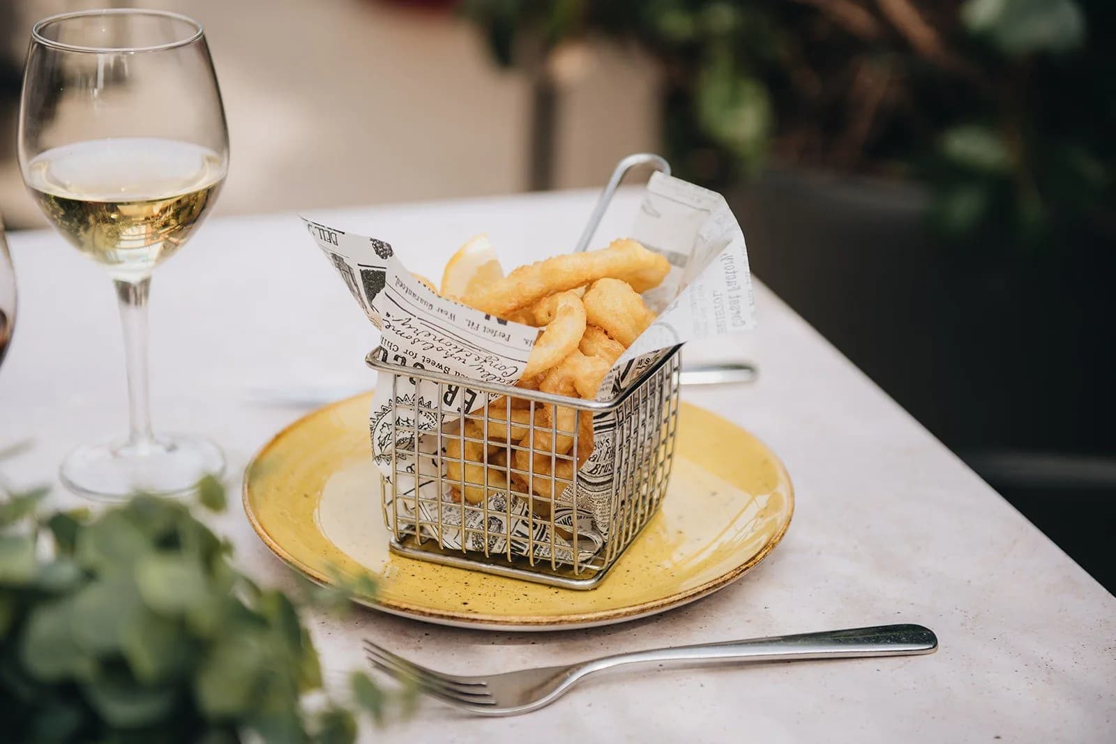 Calamares fritos servidos en Restaurant Ronda Figueres, cocina mediterránea en Girona