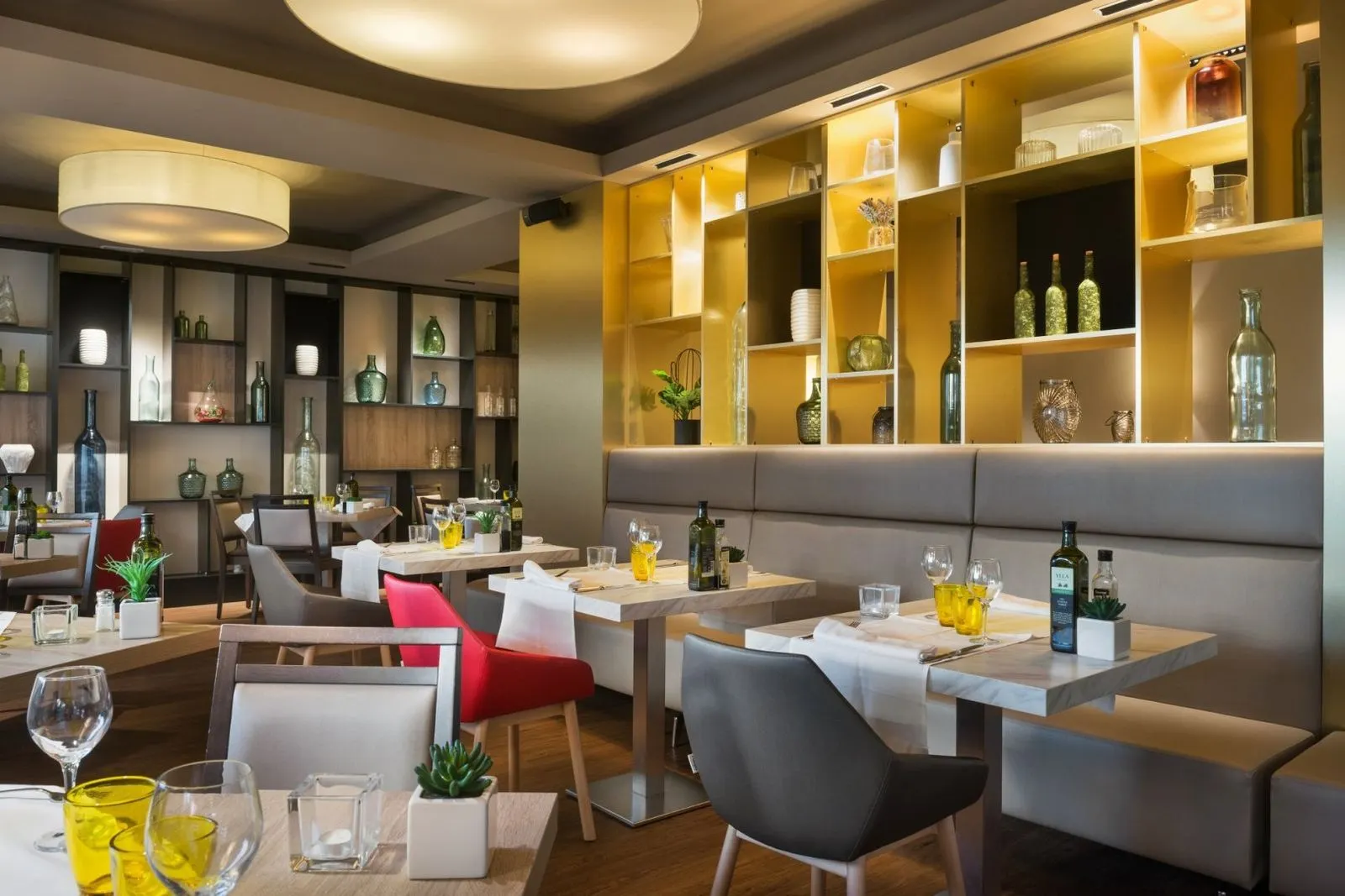 Interior moderno y acogedor del Restaurant Ronda Figueres, especializado en cocina mediterránea en Figueres, Girona.