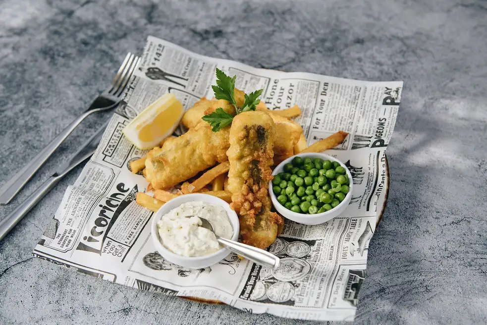 Fish and chips con guisantes en Restaurant Ronda Figueres, cocina mediterránea en Girona